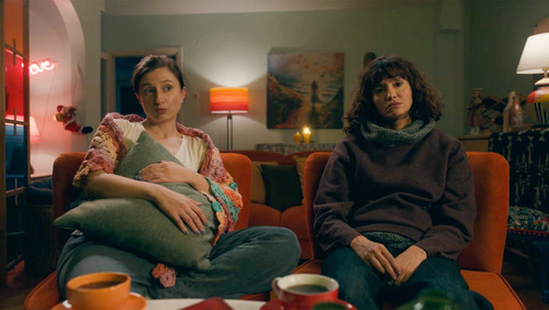 Mira: Her Şey Yolundaymış Gibi 1. Sezon 1. Bölüm